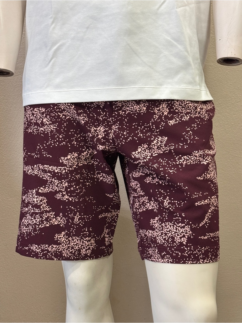 Under Armour Men's Golf Printed Shorts NWT Size 34 Burgundy Red Speckled Camo